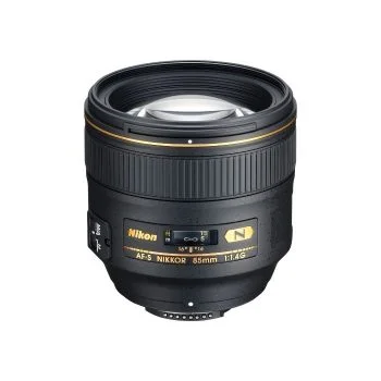 Nikon AF-S Nikkor 85mm f/1,4G -objektiivissa on kultainen korostus, tarkennusetäisyysikkuna ja merkittyjä säätimiä valkoisella pohjalla.