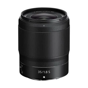 Nikon Nikkor Z 35mm f/1.8 S -objektiivi, jonka etupuolella lukee "35/1.8 S", seisoo pystyssä valkoisella taustalla.