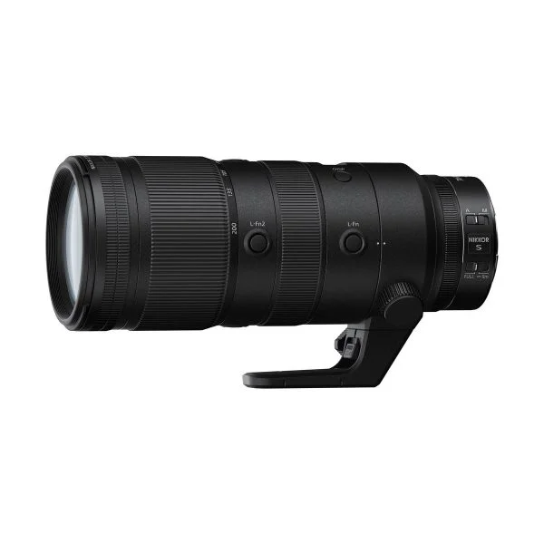 Nikon Nikkor Z 35mm f/1.8 S -objektiivi näkyy sivulta valkoista taustaa vasten, ja siinä on tyylikäs musta muotoilu, jossa on säätörenkaat ja -painikkeet helppoa säätämistä varten.
