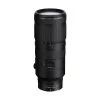 Musta Nikon Nikkor Z 35mm f/1.8 S -objektiivi, jossa on kuvioidut pitorenkaat, seisoo pystysuorassa valkoista taustaa vasten.