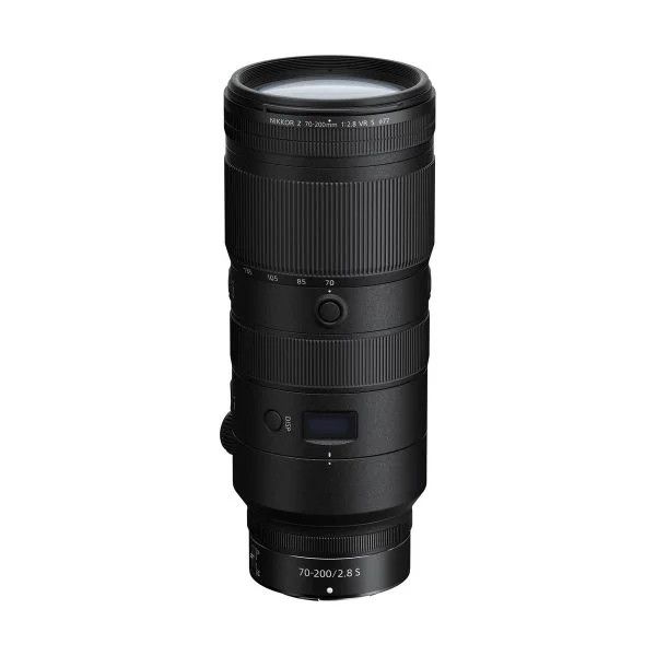 Musta Nikon Nikkor Z 35mm f/1.8 S -objektiivi, jossa on kuvioidut pitorenkaat, seisoo pystysuorassa valkoista taustaa vasten.