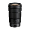 Mustassa Nikon Nikkor Z 24-70mm f/2.8 S II -objektiivissa on zoomaus- ja tarkennusrenkaat, AF/MF- ja toimintokytkimet sekä S-merkki tynnyrissä valkoista taustaa vasten.