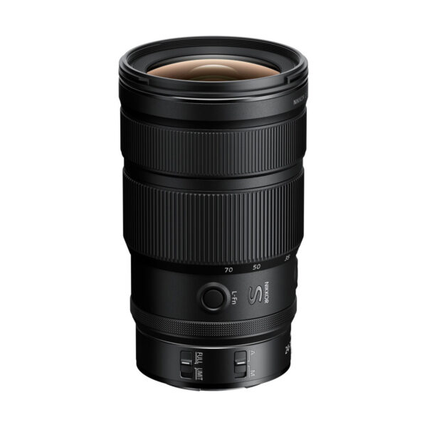 Mustassa Nikon Nikkor Z 24-70mm f/2.8 S II -objektiivissa on zoomaus- ja tarkennusrenkaat, AF/MF- ja toimintokytkimet sekä S-merkki tynnyrissä valkoista taustaa vasten.