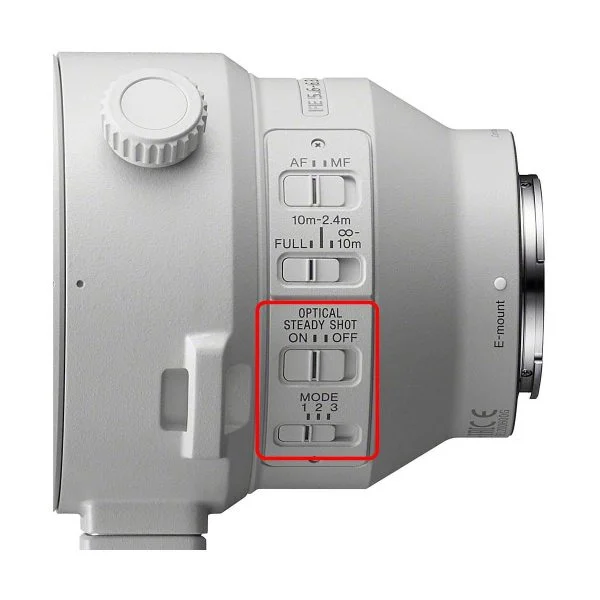 Sony FE 200-600mm f/5.6-6.3 G OSS -objektiivin sivukuvassa näkyvät eri kytkimet - kuten tarkennustila, tarkennusalue, optinen vakiokuvaus ON/OFF ja vakautustila - ja punainen laatikko korostaa vakiokuvaus- ja tilakytkimiä.