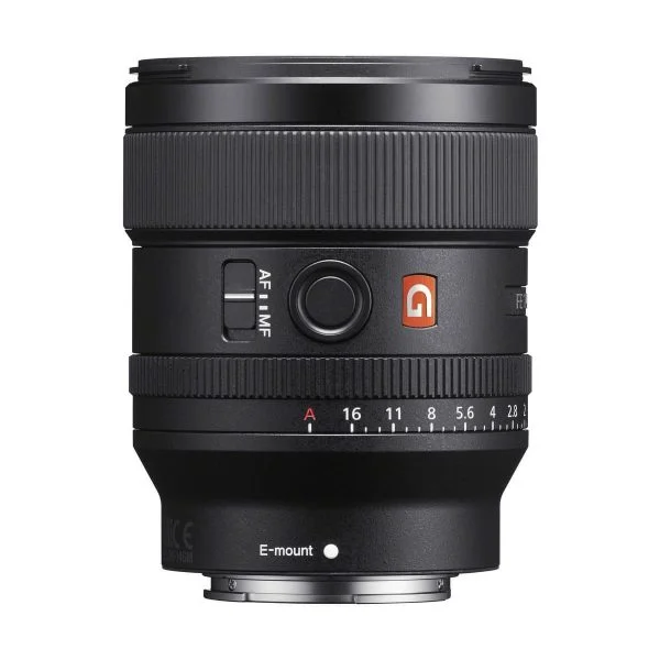 Sony FE 24mm f/1.4 GM -objektiivi, musta, jossa on punainen G-logo, aukkorengas, AF/MF-kytkin ja E-mount-merkintä, näkyy valkoista taustaa vasten.