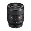 Sony FE 24mm f/1.4 GM -objektiivi on musta, ja siinä on punainen G-logo, tarkennusrengas, AF/MF-kytkin ja aukkomerkinnät, jotka on suunniteltu E-mount-kameroille valkoista taustaa vasten.