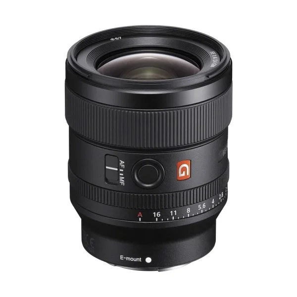 Sony FE 24mm f/1.4 GM -objektiivi on musta, ja siinä on punainen G-logo, tarkennusrengas, AF/MF-kytkin ja aukkomerkinnät, jotka on suunniteltu E-mount-kameroille valkoista taustaa vasten.