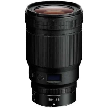 Nikon Nikkor Z 50mm f/1.2 S on musta kameraobjektiivi, jossa on uurretut tarkennusrenkaat, näyttö ja moderni, ammattimainen muotoilu.