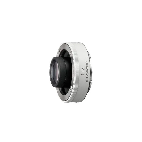 Sony FE 1.4x telejatke, valkoinen telekonvertteriobjektiivi, jossa on mustat lasielementit, kuvattuna kuvakulmassa valkoisella taustalla. Sivumerkinnässä lukee "1.4x TELE CONVERTER.