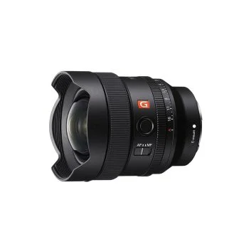 Sony FE 14mm f/1.8 GM -laajakulmaobjektiivissa on suuri etuelementti, kumipäällysteinen tarkennusrengas, säätökytkimet ja G-logo sivussa valkoista taustaa vasten.