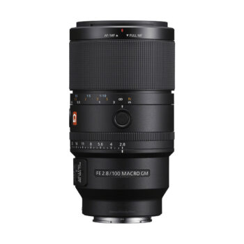 Musta Sony FE 90mm f/2.8 G OSS -makroobjektiivi seisoo pystyasennossa valkoisella taustalla, ja sen tynnyrissä on erilaisia kytkimiä, valitsimia ja etäisyysmerkintöjä.
