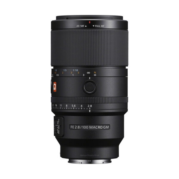 Musta Sony FE 90mm f/2.8 G OSS -makroobjektiivi seisoo pystyasennossa valkoisella taustalla, ja sen tynnyrissä on erilaisia kytkimiä, valitsimia ja etäisyysmerkintöjä.