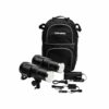 Profoto B1X 500 AirTTL Location Kit, joka sisältää kaksi mustaa kompaktia studiovaloa, virtajohdot, adapterit ja lisävarusteet, on sijoitettu mustan repun eteen valkoiselle taustalle.