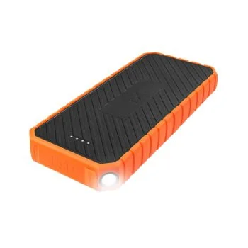 Xtorm Power Bank Rugged -varavirtalähde 20000 mAh on musta ja oranssi kannettava laturi, jossa on kuvioitu pinta, LED-merkkivalot, USB-portti ja sisäänrakennettu taskulamppu.