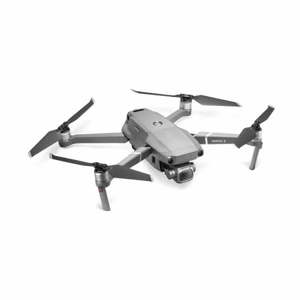 DJI Mavic 2 Pro on harmaa nelikopteridroni, jossa on neljä potkuria, pidennetyt laskeutumisjalat ja eteen asennettu kamera. Se näkyy valkoisella taustalla.