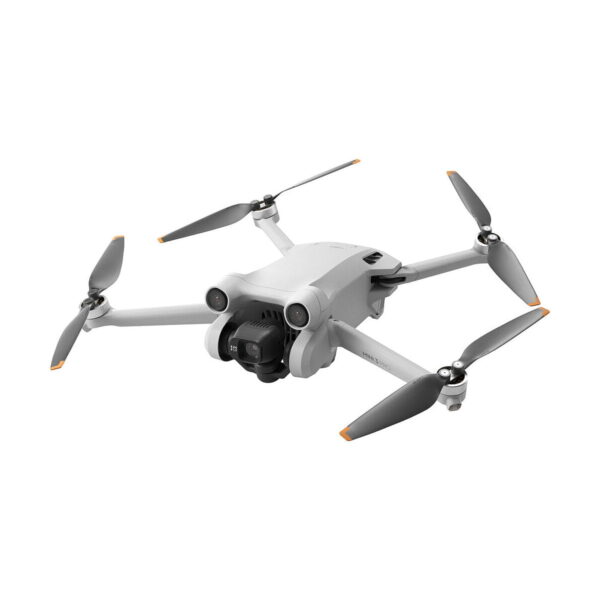 DJI Mini 3 Pro Fly More + Smart Controller on valkoisen ja harmaan värinen nelikopteridroni, jossa on neljä potkuria, pidennetyt laskeutumisjalat ja etukamera valkoisella pohjalla.