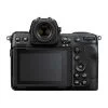 Kuvassa on Nikon Z8 -hybridikameran takanäkymä, jossa on suuri nestekidenäyttö, useita ohjauspainikkeita ja keskelle sijoitettu etsin.