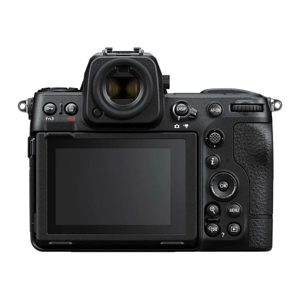 Kuvassa on Nikon Z8 -hybridikameran takanäkymä, jossa on suuri nestekidenäyttö, useita ohjauspainikkeita ja keskelle sijoitettu etsin.