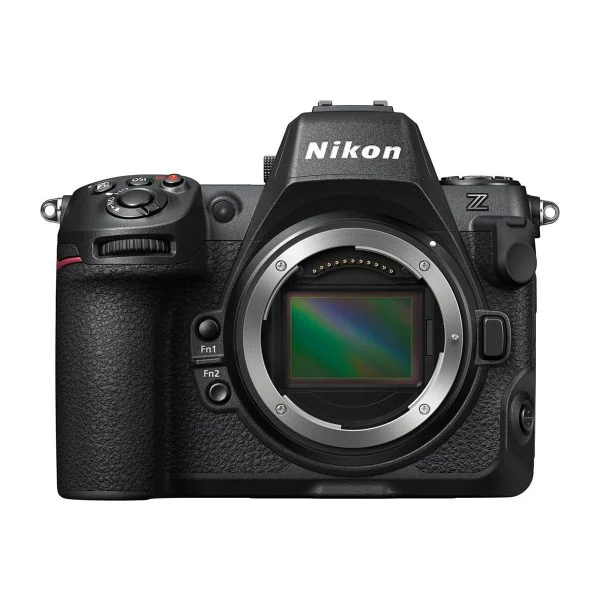 Nikon Z8 -hybridikameran rungon etukuva, jossa näkyy kenno ja ohjauspainikkeet, ilman objektiivia.