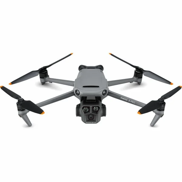 DJI Mavic 3 Pro Cine Premium Combo on harmaa nelikopteridroni, jossa on neljä potkuria, oranssikärkiset lavat ja kaksi etukameraa valkoisella pohjalla.