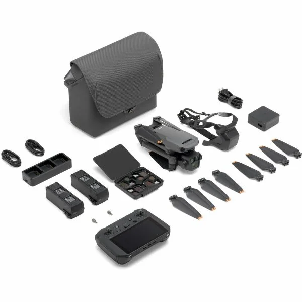 DJI Mavic 3 Pro Cine Premium Combo sisältää kokoontaitetun lennokin, kauko-ohjaimen, kantolaukun, potkurit, akut, latauskaapelit, ylimääräiset tikut ja lisävarusteet siististi järjestettynä valkoiselle pinnalle.