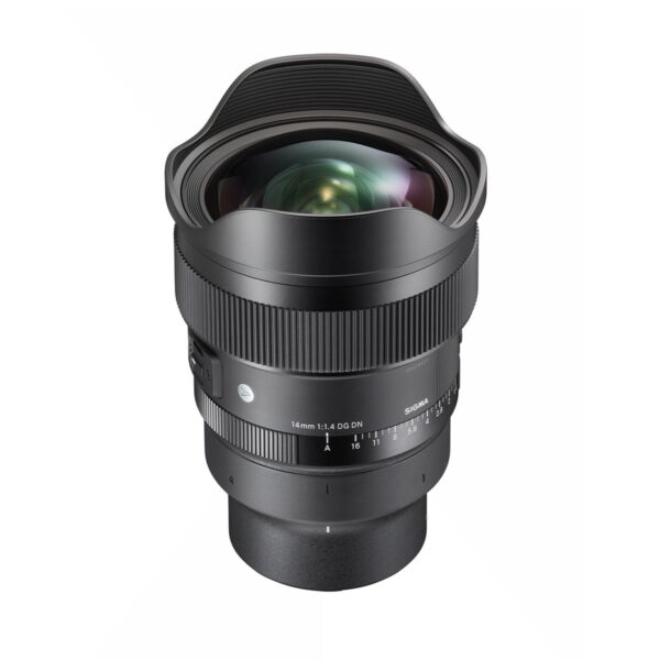 Sigma 14mm f/1.4 DG DN Art L-mount -objektiivissa on suuri, kaareva etuelementti, musta kuvioitu tynnyri ja selvästi merkityt tarkennus- ja aukkorenkaat valkoista taustaa vasten.