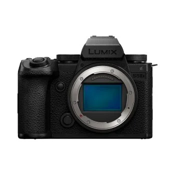 Etukuva mustasta Panasonic Lumix S5 II X -peilittömän digitaalikameran rungosta ilman objektiivia, jossa näkyy kenno ja kuvioitu kahva.