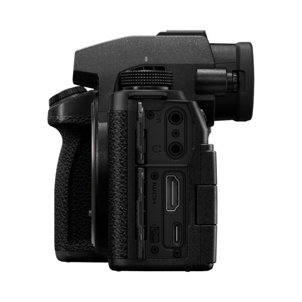 Panasonic Lumix S5 II X:n sivukuvan lähikuvassa näkyy sen kuvioitu kahva, säätökiekot, HDMI-portti, mikrofonitulo, eri liitäntäportit ja elektroninen etsin.