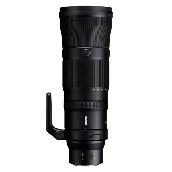 Mustassa Nikon Nikkor Z 180-600mm f/5.6-6.3 VR -teleobjektiivissa on jalustakiinnitys ja zoomausmerkinnät, ja se on esitetty pystysuorassa valkoista taustaa vasten.