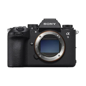 Musta Sony A9 III -kameran runko ilman objektiivia, jossa näkyy E-mount ja kenno. Rungossa on säätöpyörät, kuvioitu kahva ja Sony-logo etsimen yläpuolella.