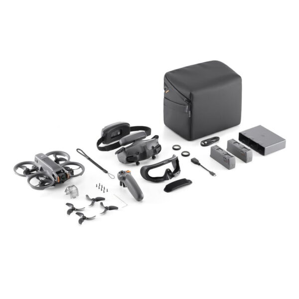 DJI Avata 2 Fly More Combo, joka sisältää dji fpv kauko-ohjain 3 ja ND-suodatin, on esillä lennokki, suojalasit, ylimääräiset potkurit, akut, kaapelit, ruuvit, työkalut ja kantolaukku valkoisella taustalla.