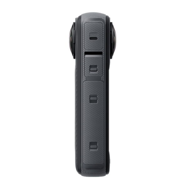 Mustan Insta360 X4 -toimintakameran sivukuva, jossa on kolme suorakulmaista painiketta, kuvioitu kahva ja hieman näkyvät pyöristetyt linssin reunat molemmilla sivuilla.