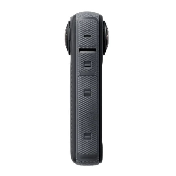 Mustan Insta360 X4 -toimintakameran sivukuva, jossa on kolme suorakulmaista painiketta, kuvioitu kahva ja hieman näkyvät pyöristetyt linssin reunat molemmilla sivuilla.