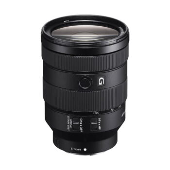 Musta Sony FE 24-105mm f/4 G OSS -zoomobjektiivi E-mount-kameroille seisoo pystyssä valkoisella taustalla, ja siinä on ohjauskytkimet, zoomausrengas ja G-brändi.