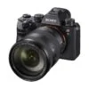 Sony Alpha a9 -peilitön digitaalikamera, johon on kiinnitetty Sony FE 24-105mm f/4 G OSS -objektiivi, kuvakulmassa, jossa näkyy objektiivin lasi, säätöpyörät ja tuotemerkin logo valkoista taustaa vasten.