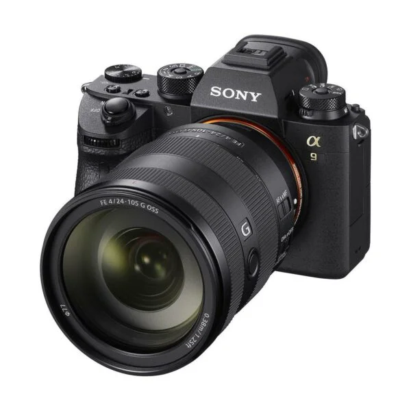 Sony Alpha a9 -peilitön digitaalikamera, johon on kiinnitetty Sony FE 24-105mm f/4 G OSS -objektiivi, kuvakulmassa, jossa näkyy objektiivin lasi, säätöpyörät ja tuotemerkin logo valkoista taustaa vasten.