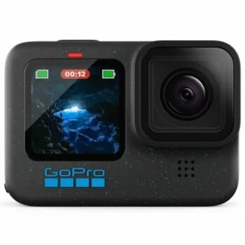 GoPro HERO12 Black -mallissa, jonka etunäyttö näyttää sinisellä valaistulla luolakuvalla 12 sekunnin tallennusajalla, on musta runko, jossa on sininen GoPro-brändi.