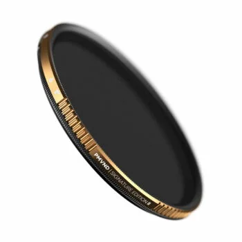 Lähikuva PolarPro Peter McKinnon 82mm Signature Edition II Variable ND 6-9 stopin objektiivisuodattimesta, jossa on kultainen ja musta reunus valkoisella taustalla.