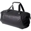 Peak Design Travel Duffel 80L reppu on suuri musta duffel-laukku, jossa on kaksi lyhyttä kahvaa, irrotettava olkahihna, vetoketjullinen päälokero ja tyylikäs minimalistinen muotoilu.