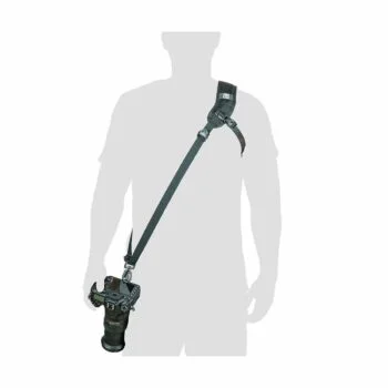 Henkilö käyttää BlackRapid Sport Breathe -kamerahihnaa vinosti, ja DSLR-kamera on kiinnitetty lantioon. Hihna kiinnittyy olkapään yli ja liitetään kameran jalustakiinnikkeeseen vakaata ja mukavaa kantamista varten.