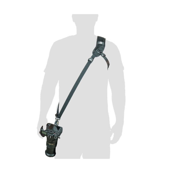 Henkilö käyttää BlackRapid Sport Breathe -kamerahihnaa vinosti, ja DSLR-kamera on kiinnitetty lantioon. Hihna kiinnittyy olkapään yli ja liitetään kameran jalustakiinnikkeeseen vakaata ja mukavaa kantamista varten.