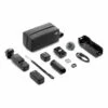 DJI Osmo Pocket 3 - Creator Combo, joka sisältää kameran, kantolaukun, mikrofonin tuulisuojalla, kaapelit, sovittimet, microSD-kortin ja kiinnikkeet, on siististi esillä valkoisella pohjalla.