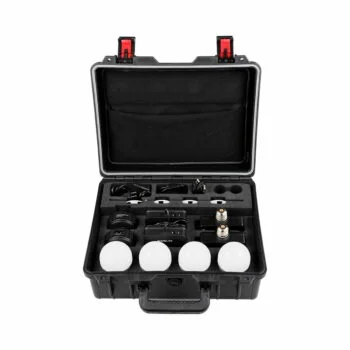 Avoin NANLITE PavoBulb 10C, 4 valon kitti musta kova kotelo, jossa on vaahtomuoviset insertit, sisältää siististi neljä pyöreää valkoista lamppua ja valikoituja kamera- tai valaistustarvikkeita, jotka kaikki näkyvät ylhäältä.