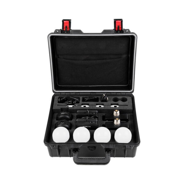 Avoin NANLITE PavoBulb 10C, 4 valon kitti musta kova kotelo, jossa on vaahtomuoviset insertit, sisältää siististi neljä pyöreää valkoista lamppua ja valikoituja kamera- tai valaistustarvikkeita, jotka kaikki näkyvät ylhäältä.