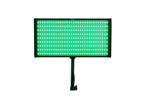NANLITE PavoSlim 120C RGBWW LED-paneeli säteilee kirkkaan vihreää hehkua, joka on asennettu mustalle jalustalle valkoista taustaa vasten.