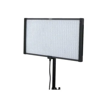 NANLITE PavoSlim 120C RGBWW LED-paneeli on asennettu mustaan jalustaan, ja sen virtajohto näkyy valkoista taustaa vasten.