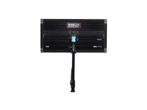 Takakuva suorakulmaisesta mustasta NANLITE PavoSlim 120C RGBWW LED-paneelista, joka on asennettu pystysuoraan tukivarteen, eristettynä valkoiselle taustalle.