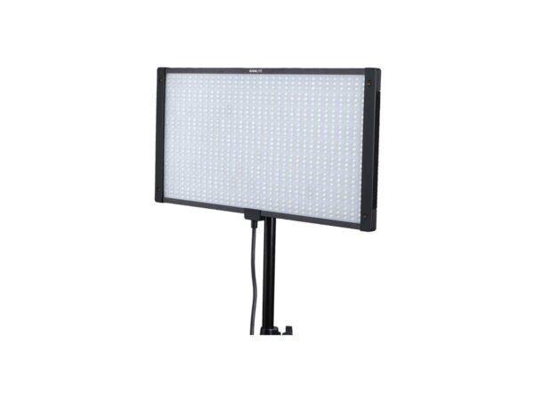 NANLITE PavoSlim 120C RGBWW LED-paneeli on asennettu mustaan jalustaan, ja sen virtajohto näkyy valkoista taustaa vasten.