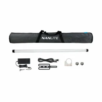 NANLITE PavoTube II 30X LED-valoputki, merkkilaukku, virtalähde kaapeleineen, kiinnike, puristin ja kaksi pientä kiinnitystarviketta on siististi järjestetty valkoiselle taustalle.