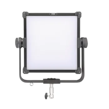 Ledgo LG-S150MC ledipaneeli on neliönmuotoinen LED-studiovalaisin, jossa on himmeä diffuusori, musta kehys ja säädettävä kiinnitysteline valkoista taustaa vasten.